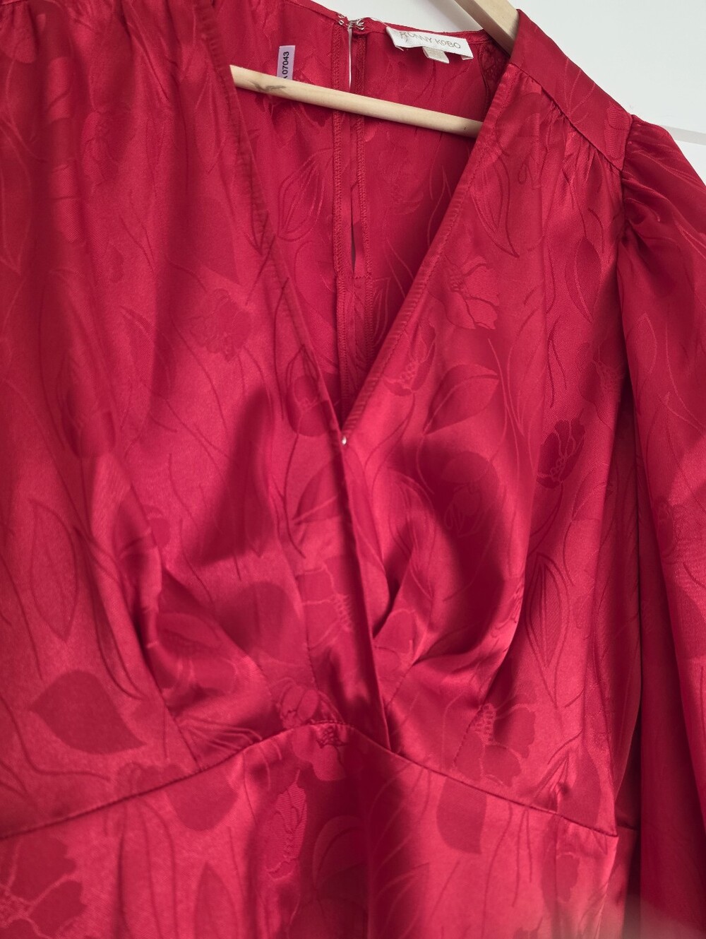 NWOT Rony Kobo Croppes Red Satin V-Neck Blouse with Puff Sleeves - Picture 4 of 15
